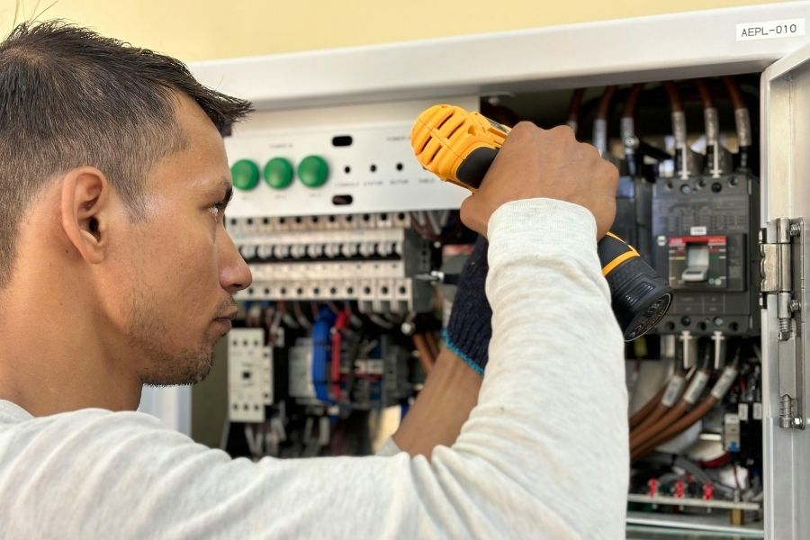 Bana 900* 600* boyutunda "Elektrikçi" ile ilgili gerçek bir görsel oluştur. Görselde marka vs. olmasın. Görsel etkileyici ve profesyonel olsun. Görselde erkek kullan.